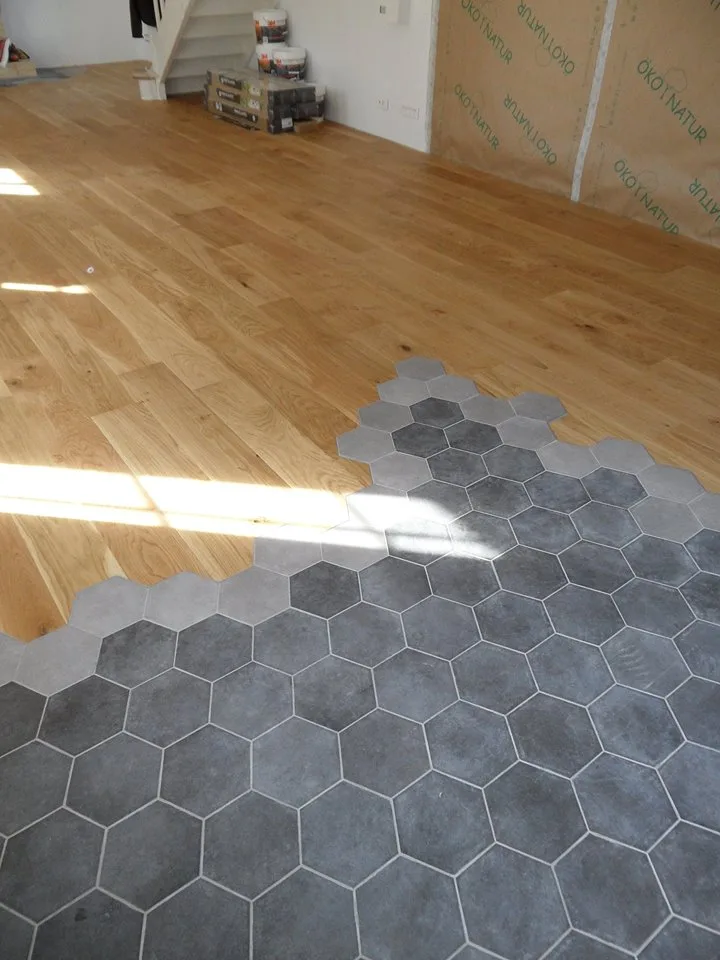 Gros plan parquet et carreaux de ciment posés par Armor Parquet