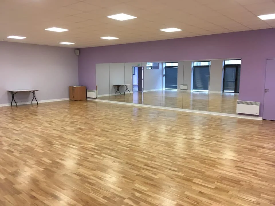 Pose d'un sol sportif dans une salle de danse par Armor Parquet