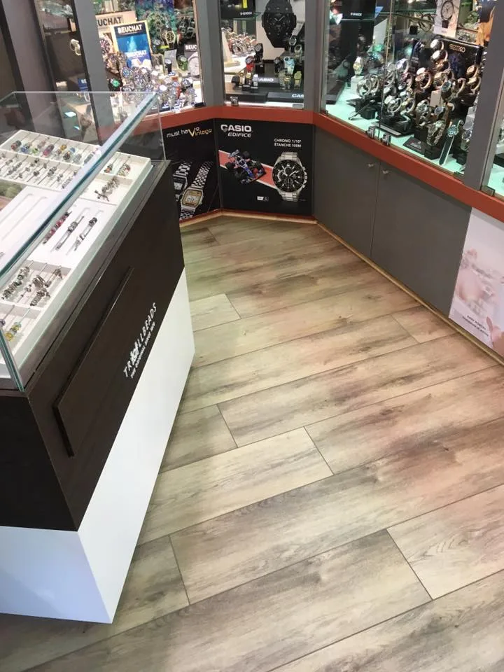 Pose de sol vinyle dans une bijouterie par Armor Parquet