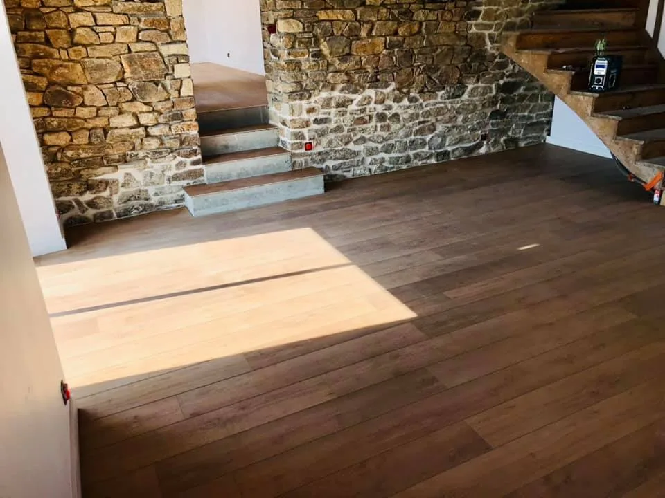 Parquet bois posé dans un salon par Armor Parquet