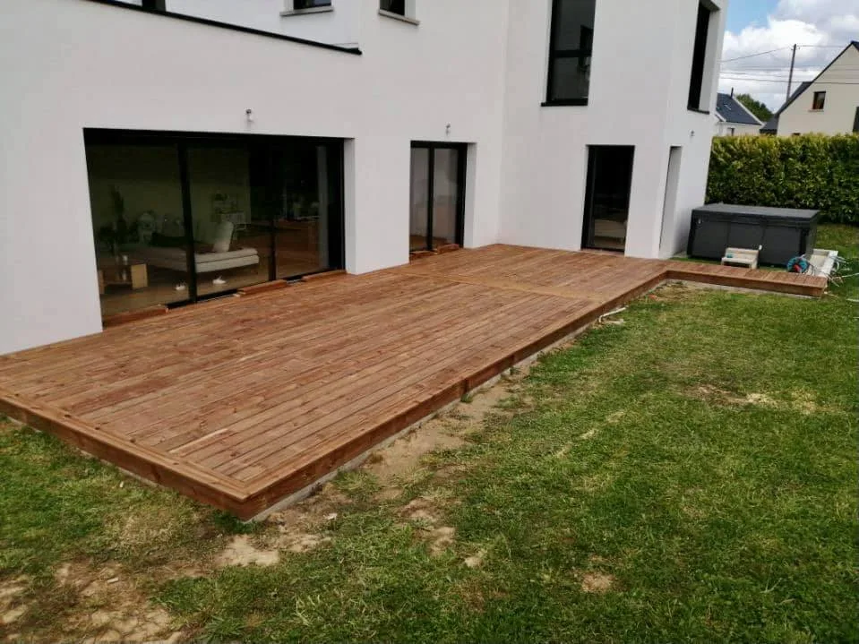 Pose de parquet dans une pièce à vivre par Armor Parquet