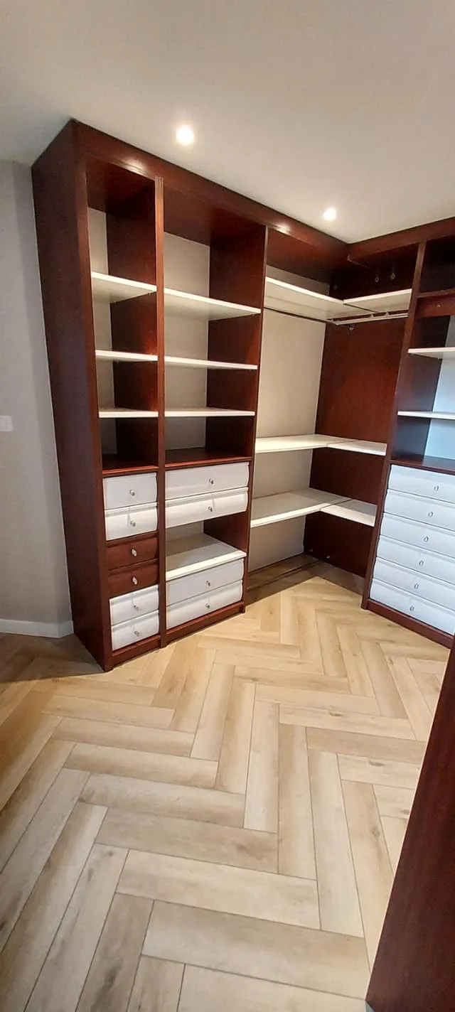Pose de parquet dans un salon par Armor Parquet