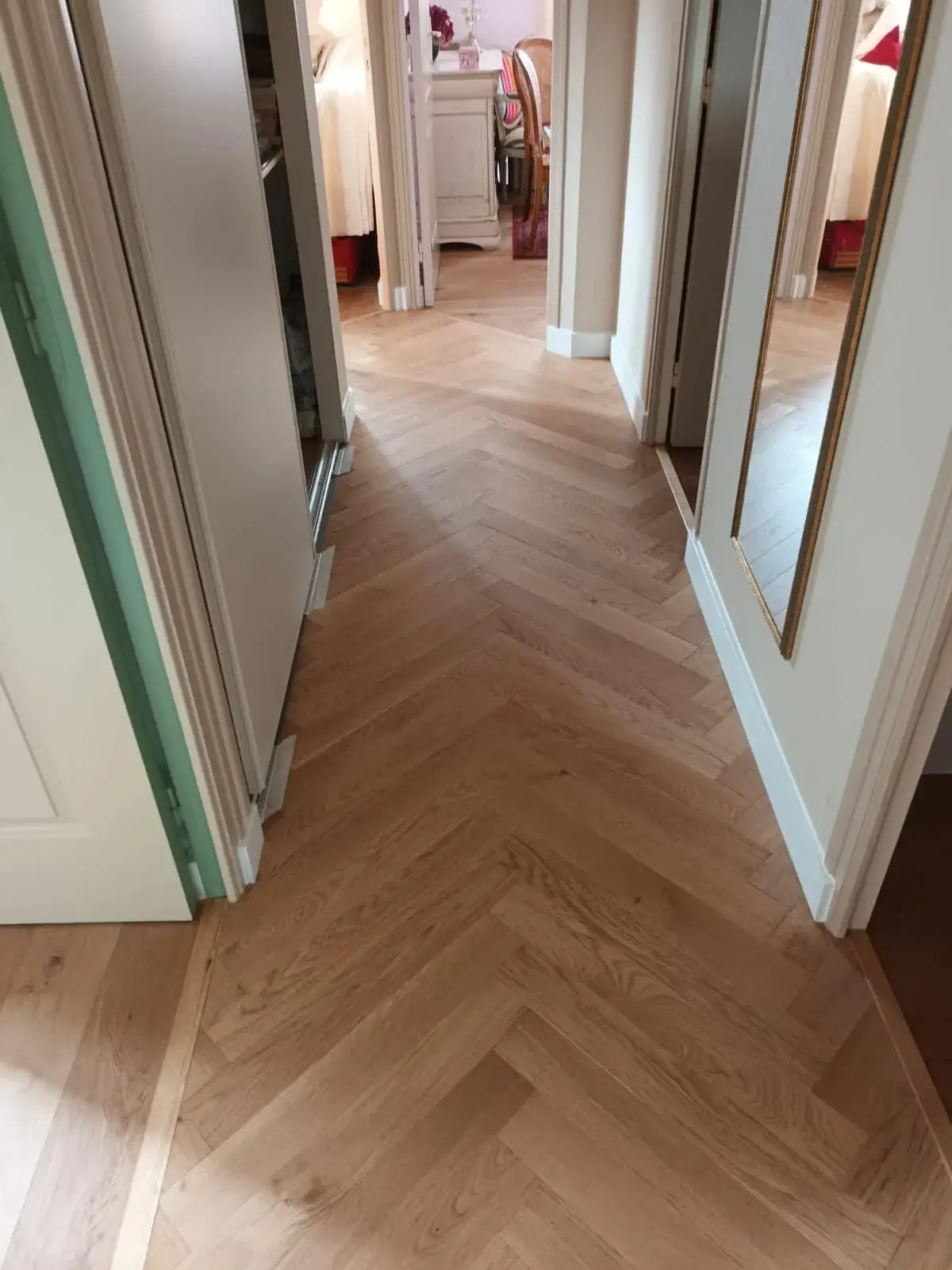 Motif en bâton rompu du parquet en chêne dans un couloir