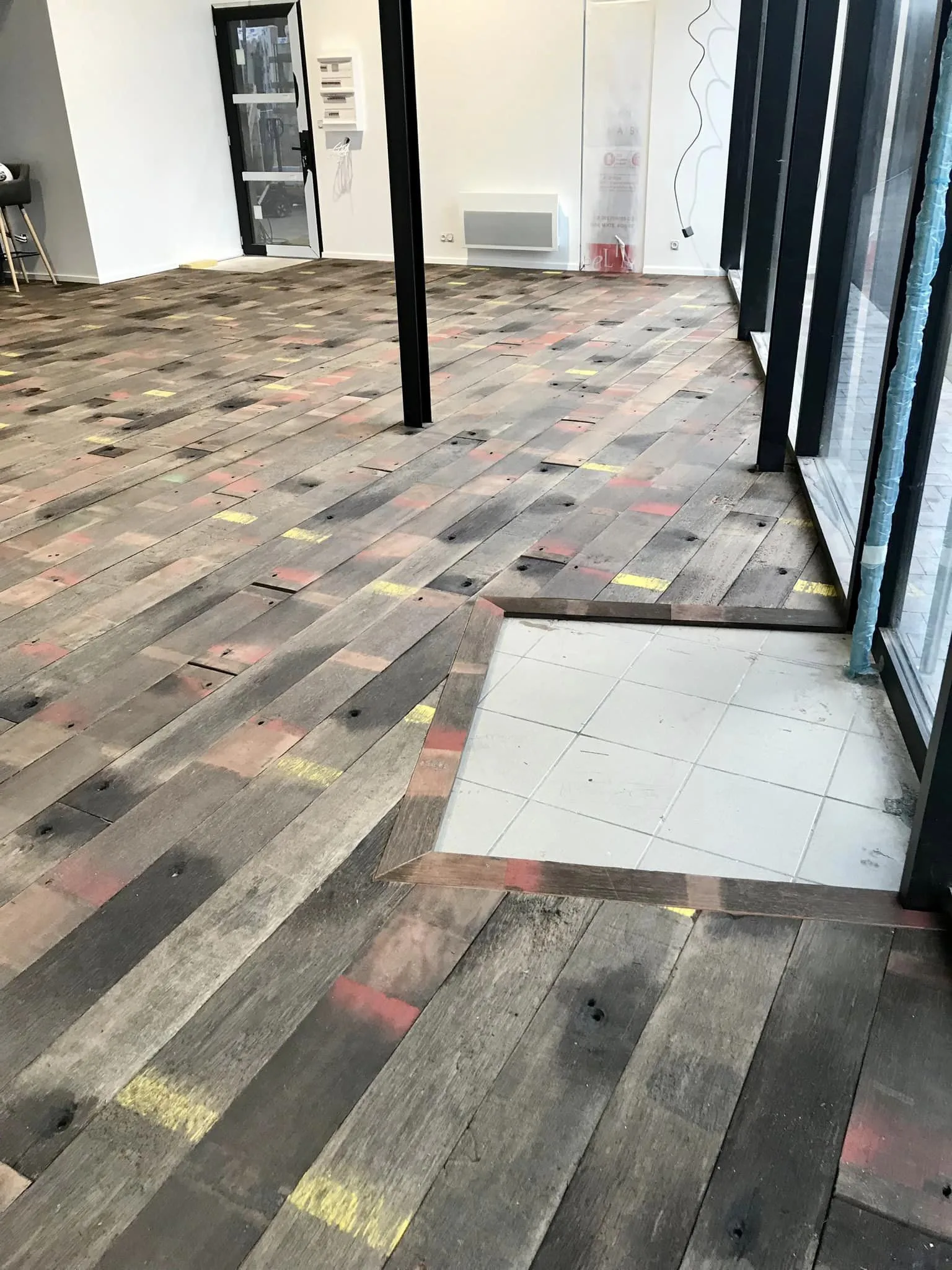 Pose de parquet dans un séjour par Armor Parquet