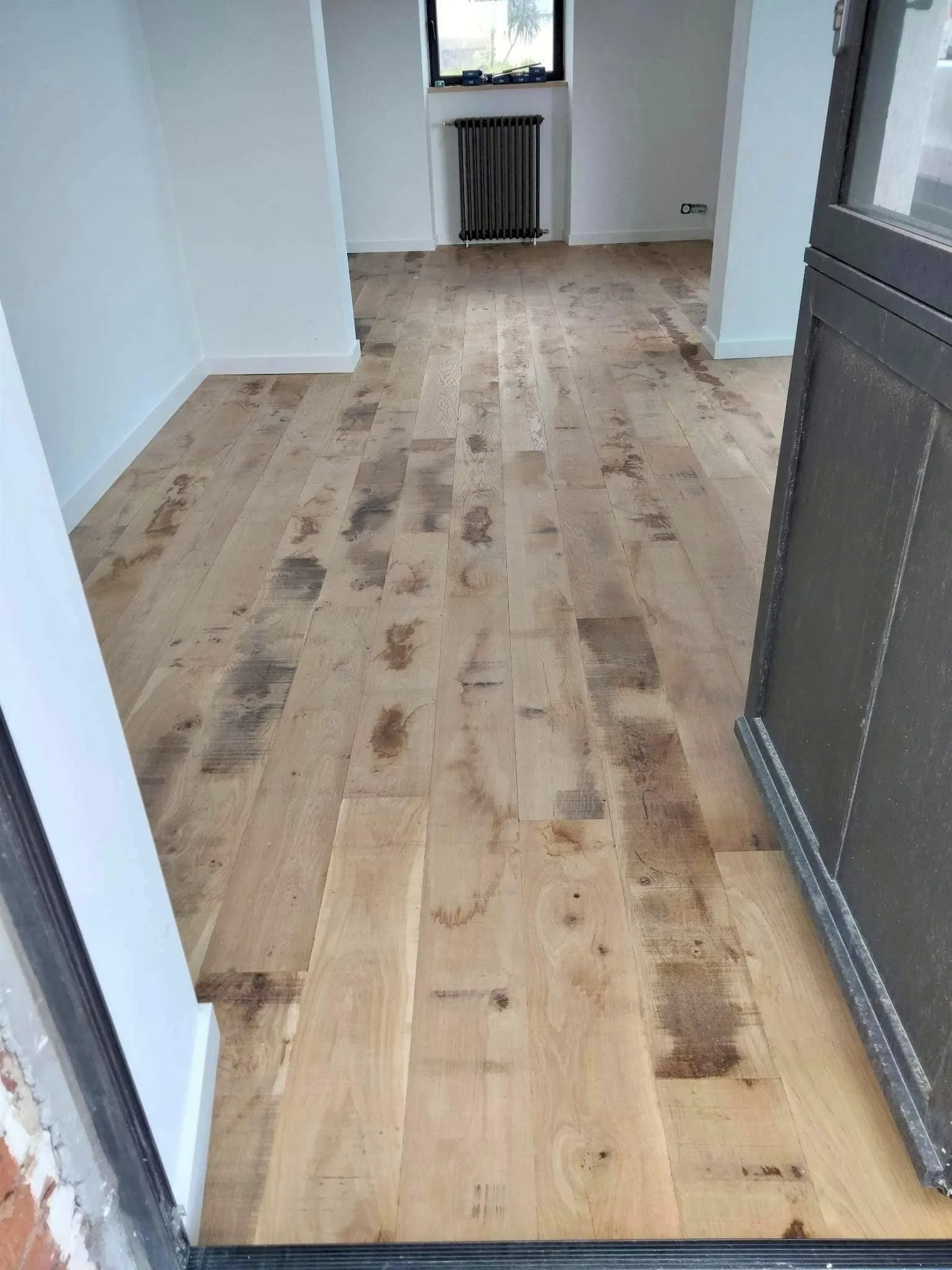 Sol en parquet posé dans une chambre par Armor Parquet
