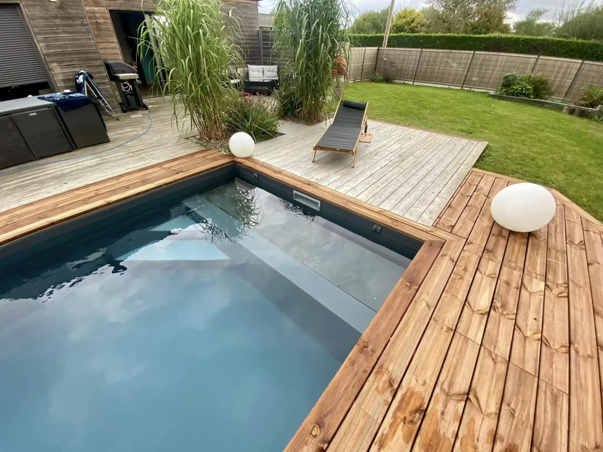 Terrasse en pin des Landes autour d'une piscine à Erquy