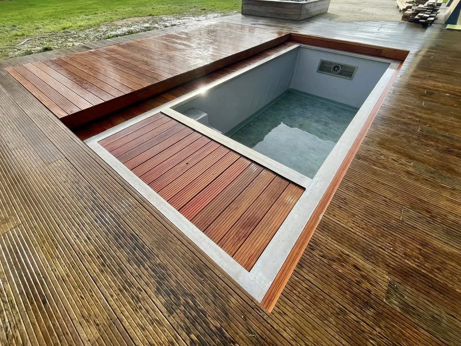Terrasse en bois exotique Cumaru autour d'une piscine à Landéhen