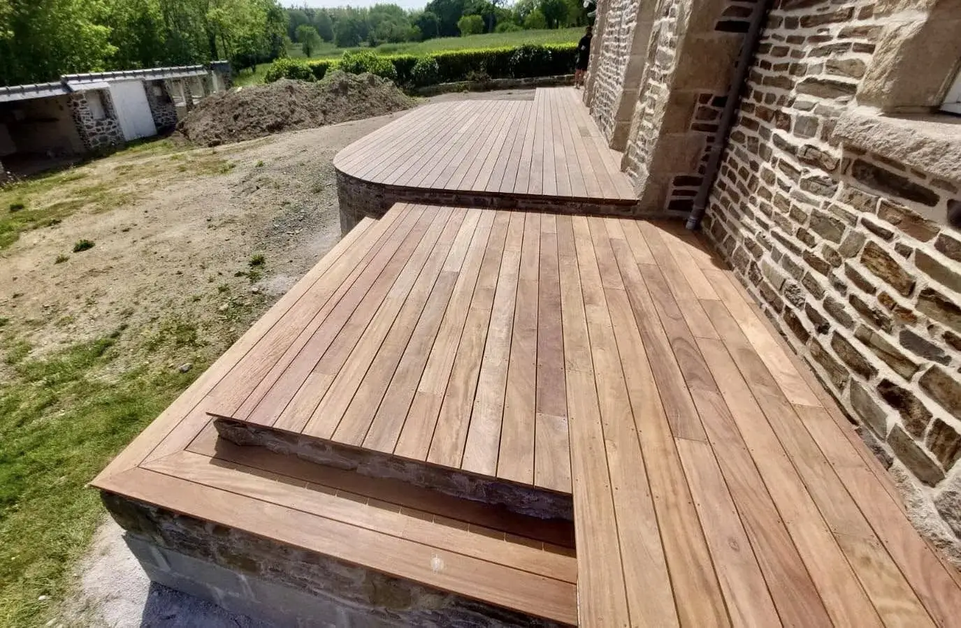 Terrasse en bois exotique Cumaru autour de la maison