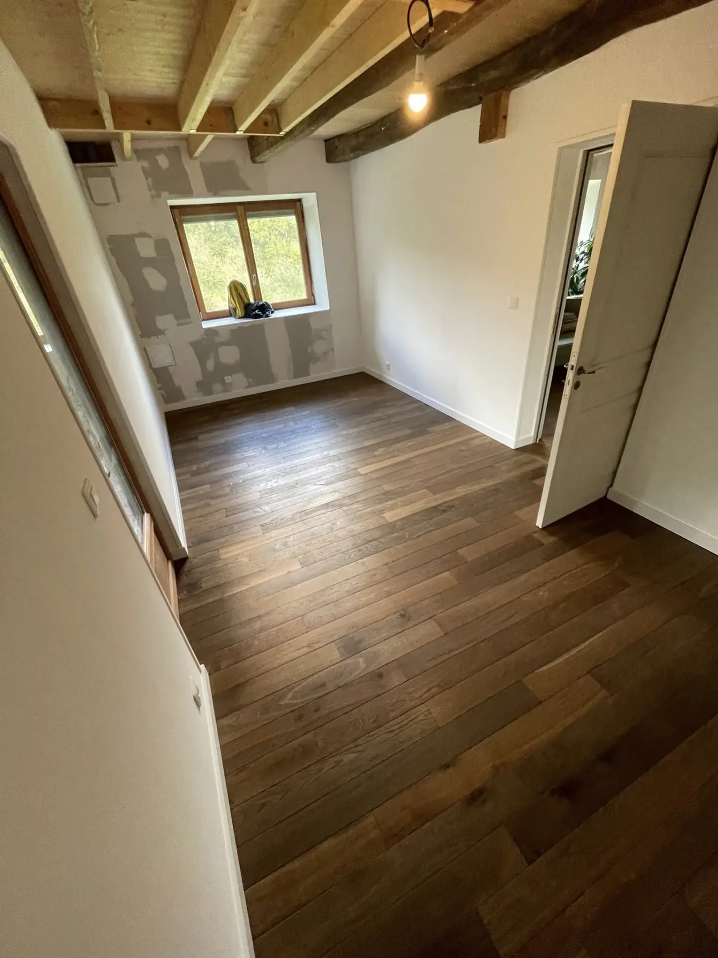 Parquet massif brun dans une extension de maison de campagne