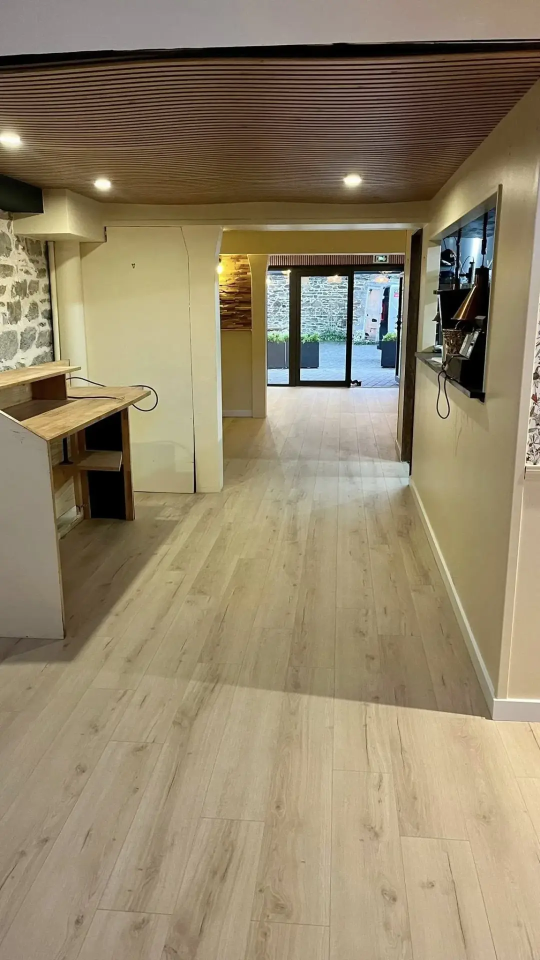 Stratifié Parador Chêne Loft Pure dans le restaurant BRUT à Plérin