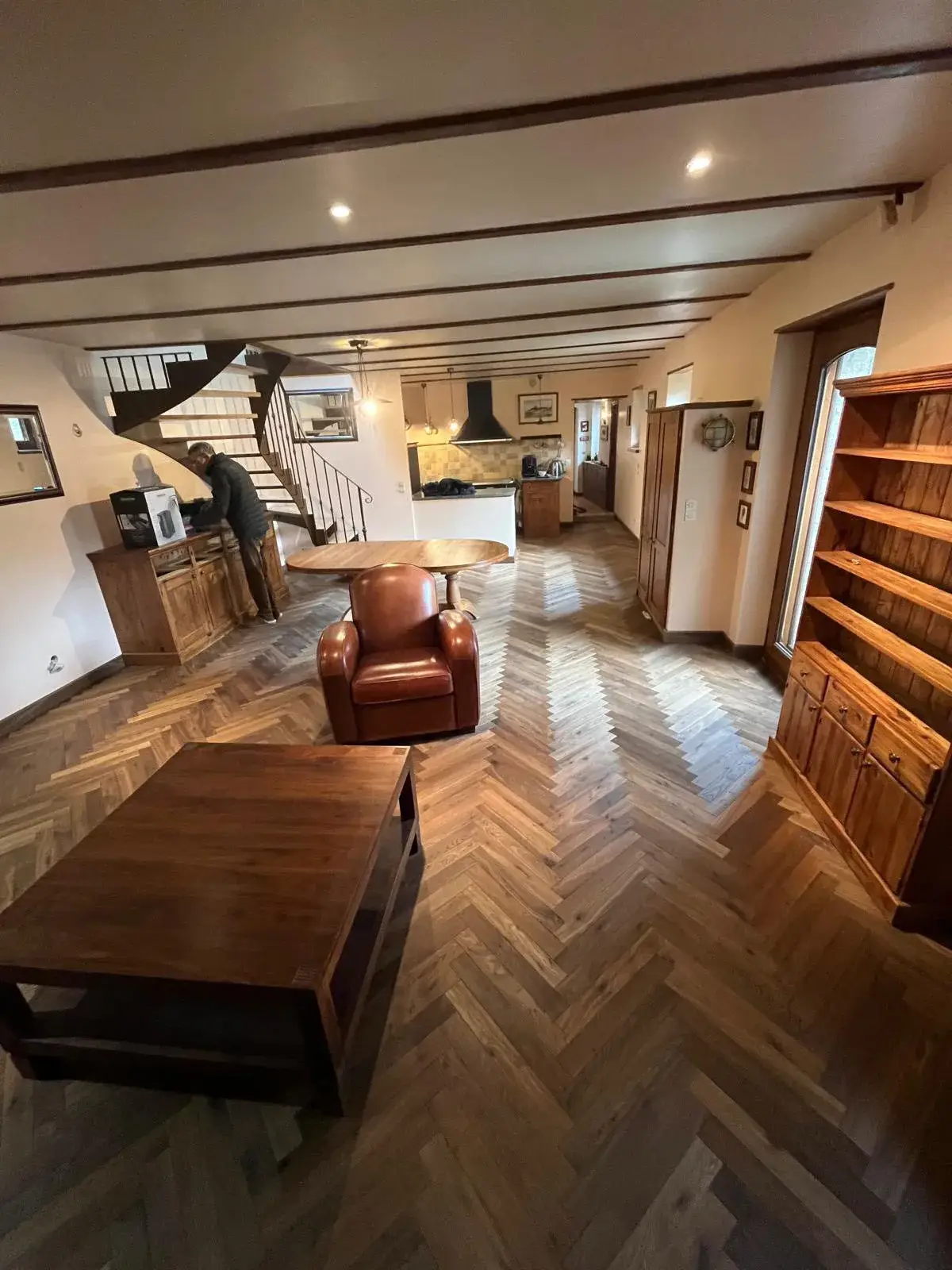 Parquet Chêne de l'Est en bâtons rompus dans une maison de campagne