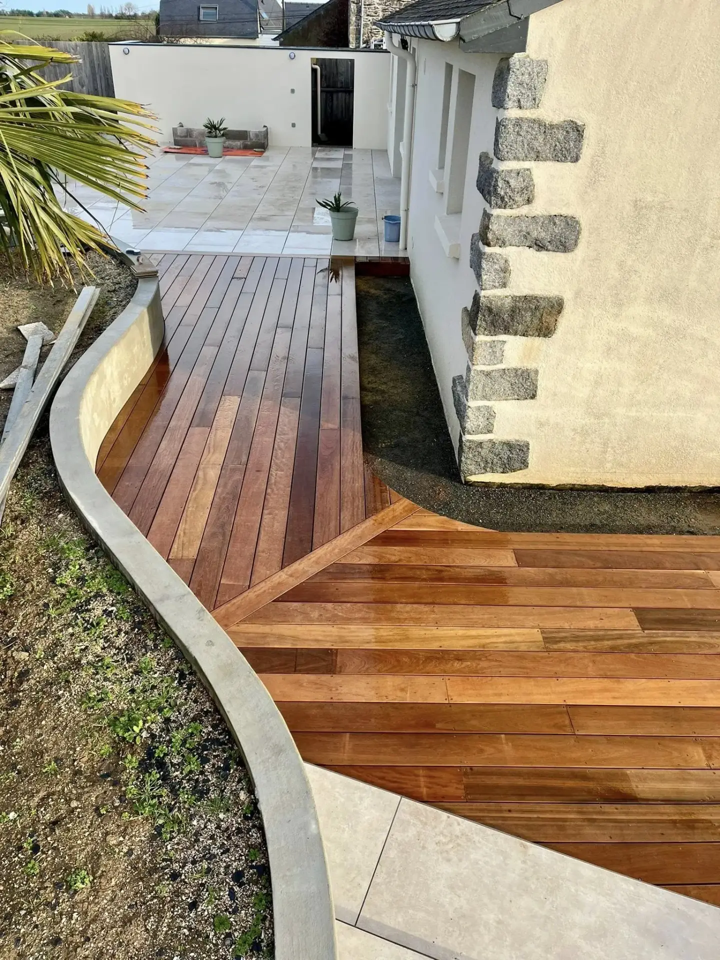Terrasse plein pied en Itauba autour d'une maison à Pordic