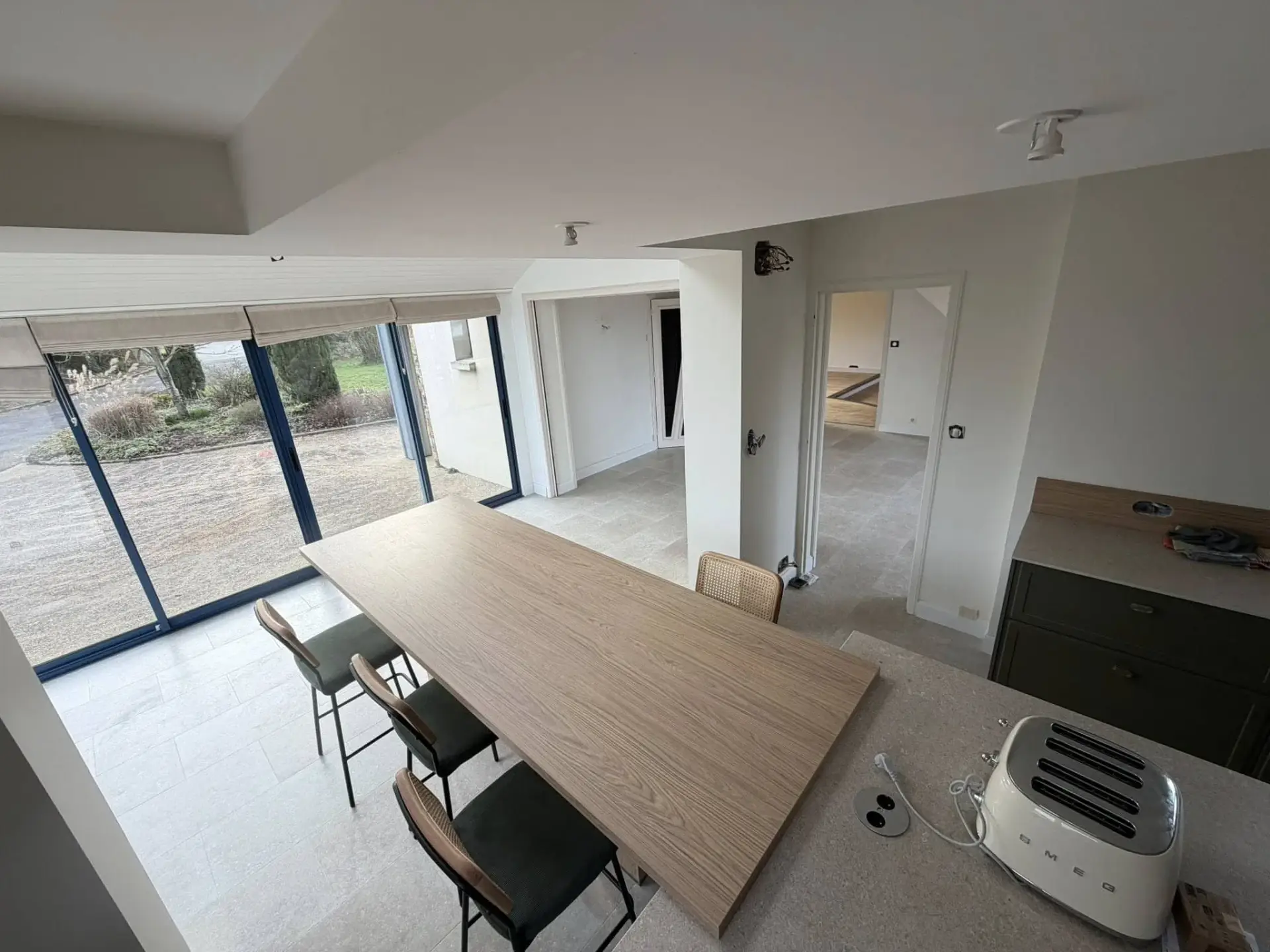 Sol stratifié Quick-Step Pierre Calcaire dans une habitation contemporaine