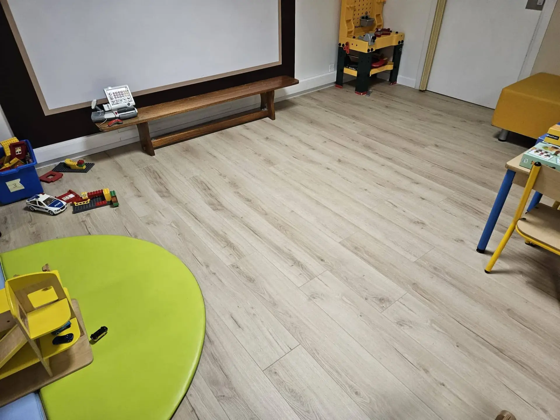 Pose d’un stratifié Parador dans un espace pour enfants à Saint-Brieuc