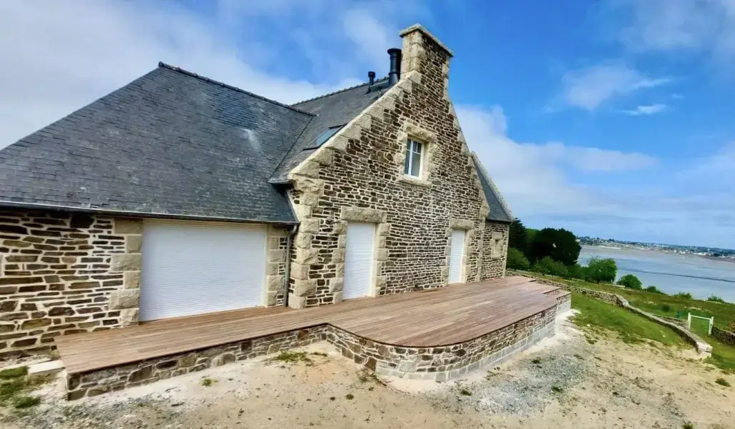 réalisation terrasse en bois Maison traditionnelle en pierre de Bretagne