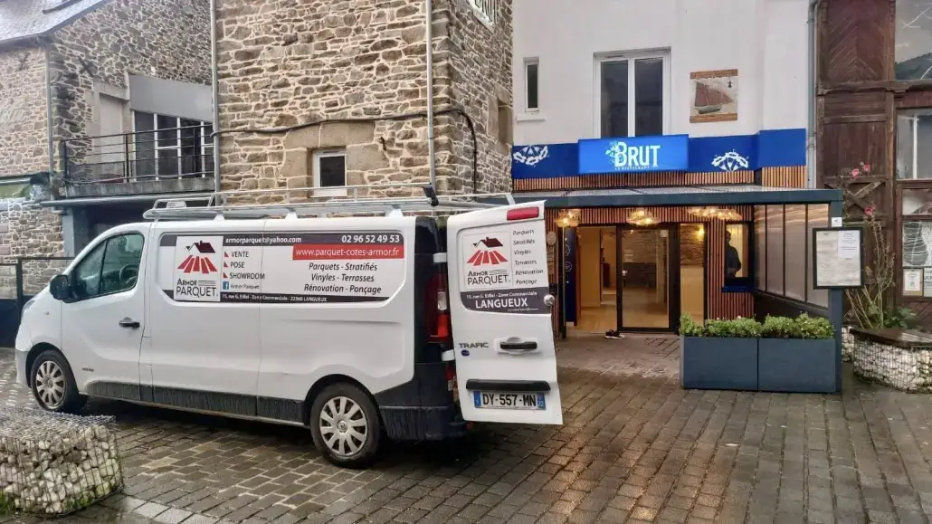 camionnette armor parquet sur un chantier
