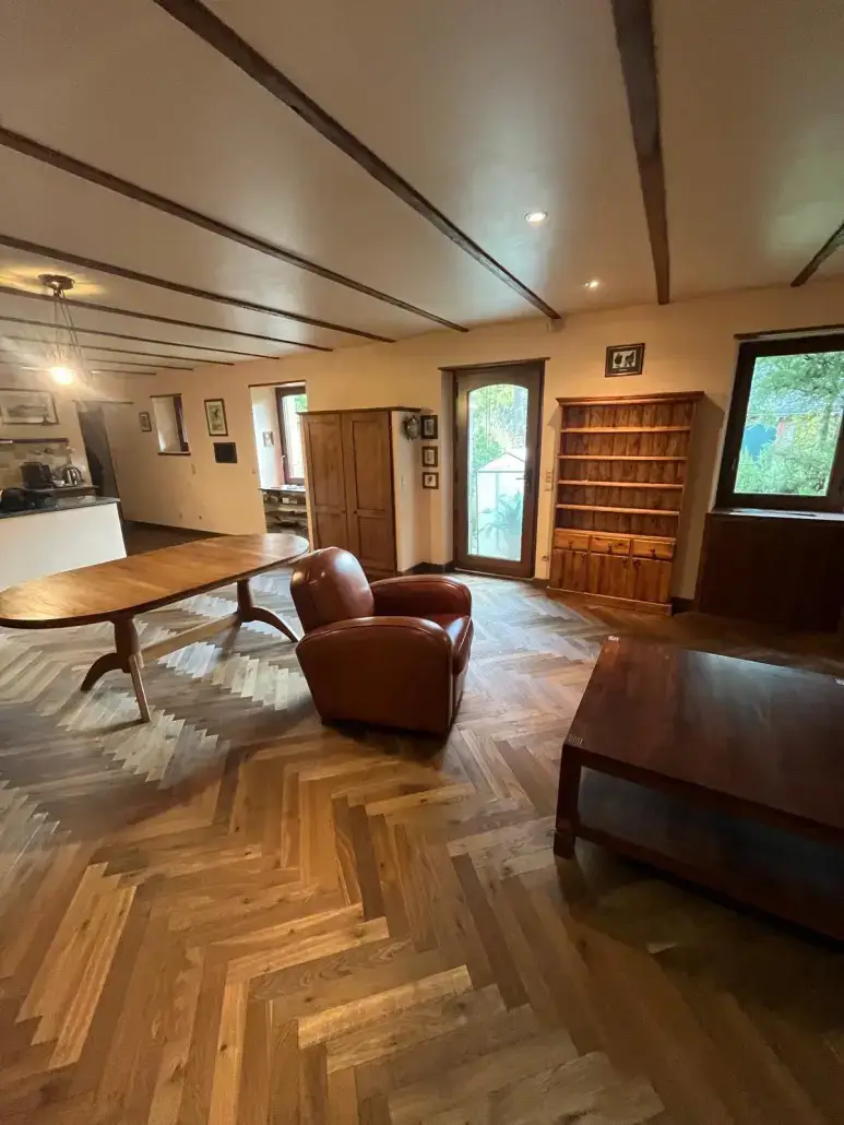 Pièce à vivre moderne avec un revêtement de sol stratifié aspect chêne