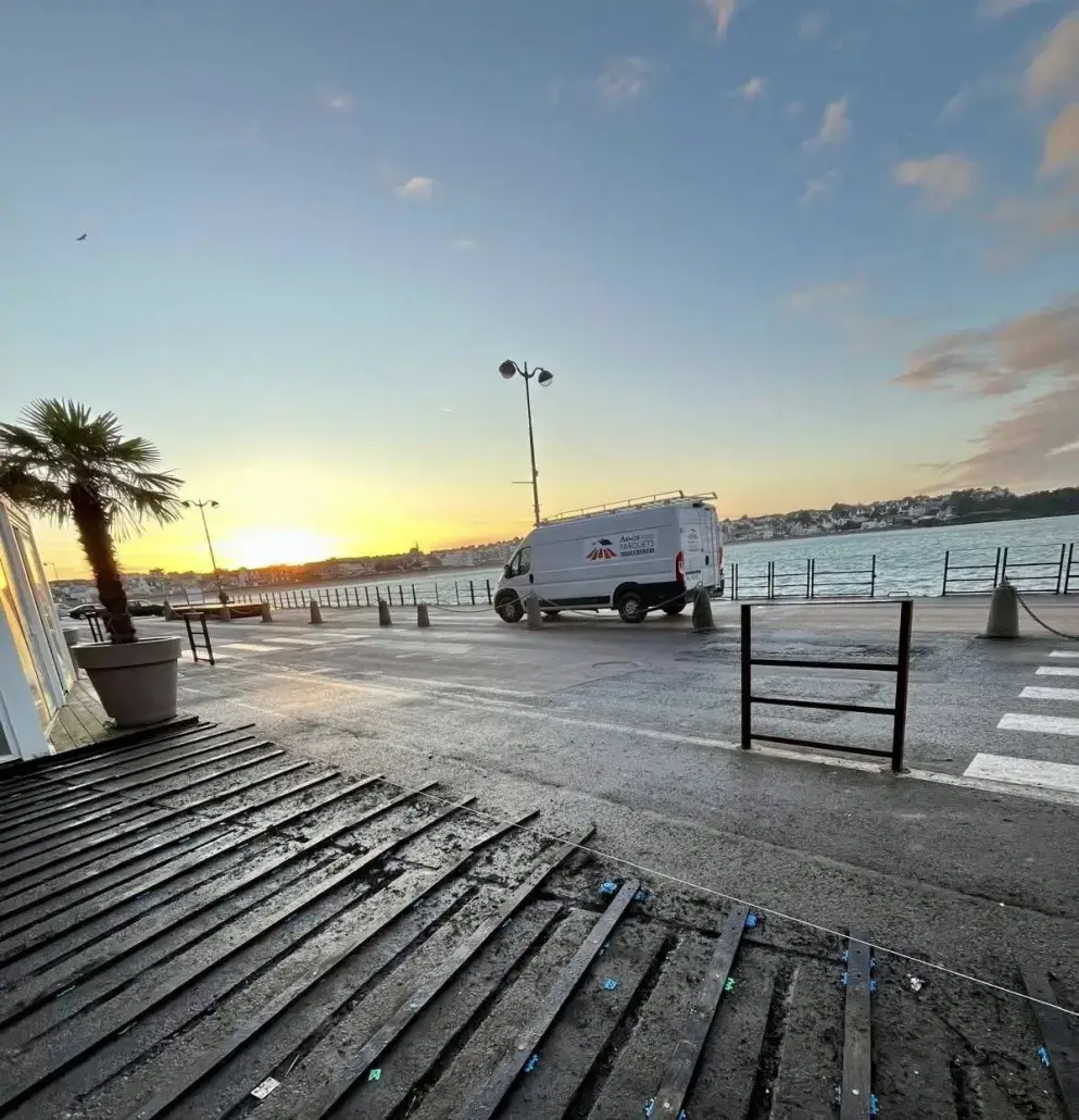 camionnette Armor Parquet en route pour un chantier en bord de mer