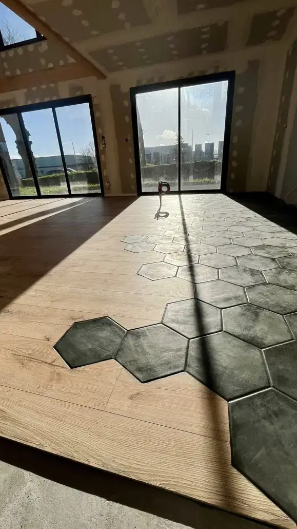 Intérieur d'une maison contemporaine avec un sol en bois massif