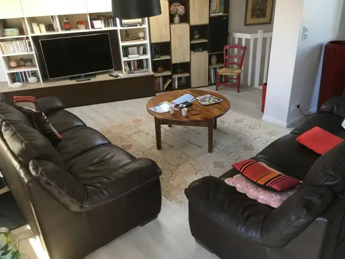 Salon contemporain aménagé avec un revêtement de sol en parquet clair et table basse en bois
