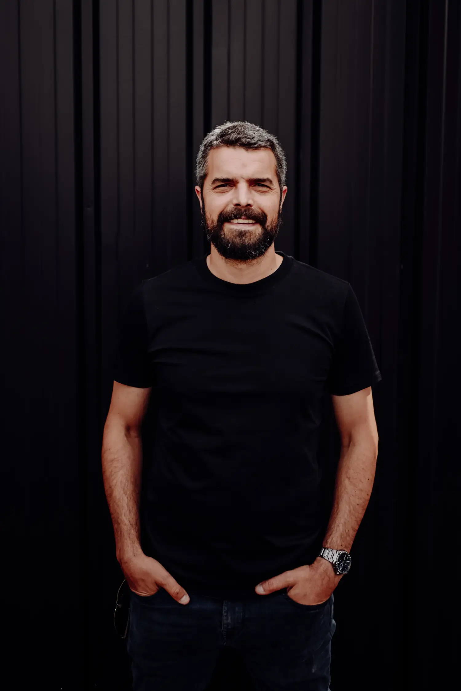 Portrait de souriant d'un artisan de l'équipe Armor Parquet