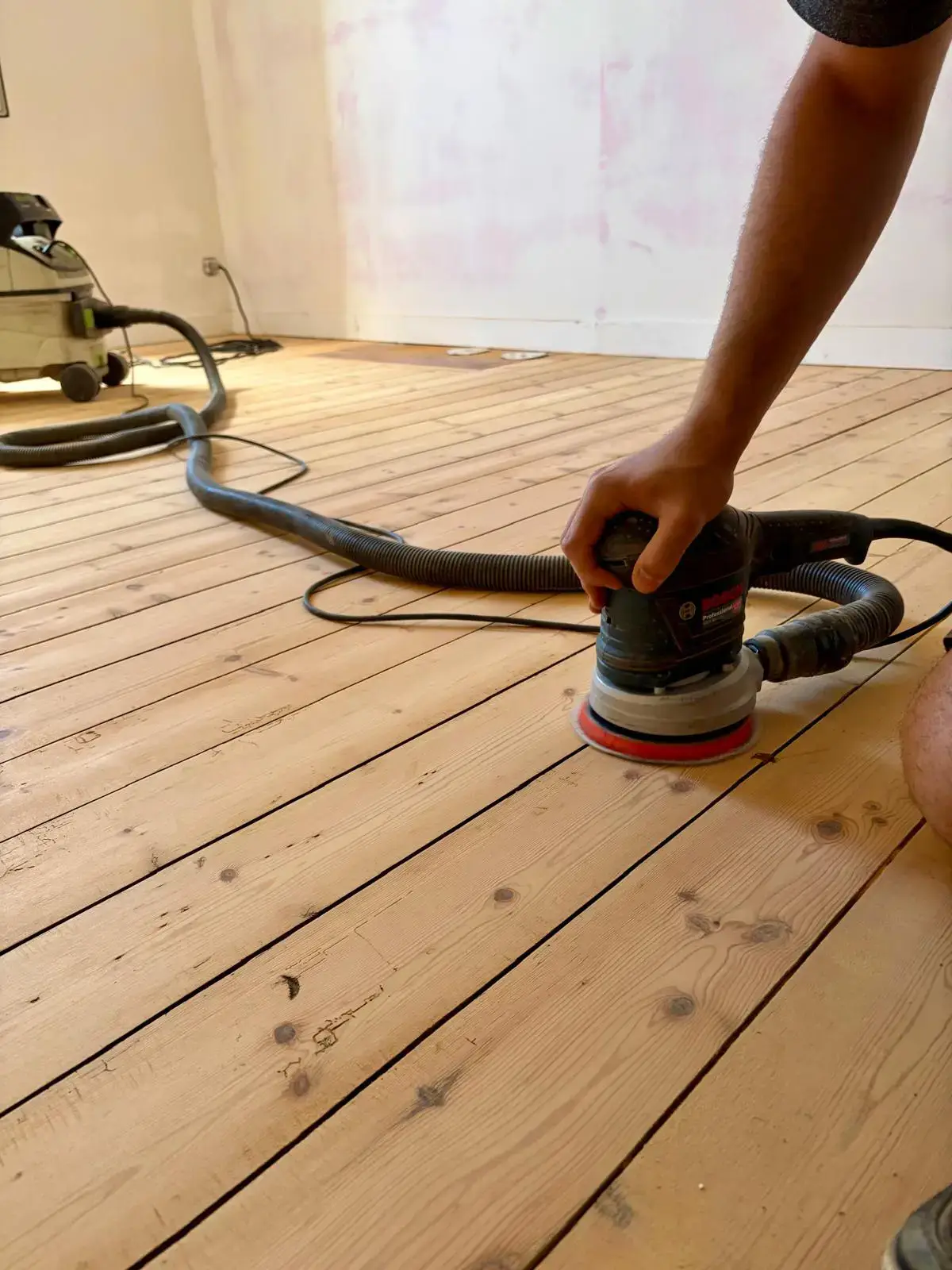Travaux d'égalisation et de ponçage d'un ancien parquet en bois