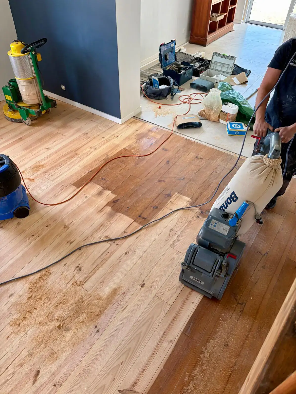 Aperçu des étapes de ponçage pour la rénovation d'un sol en bois massif