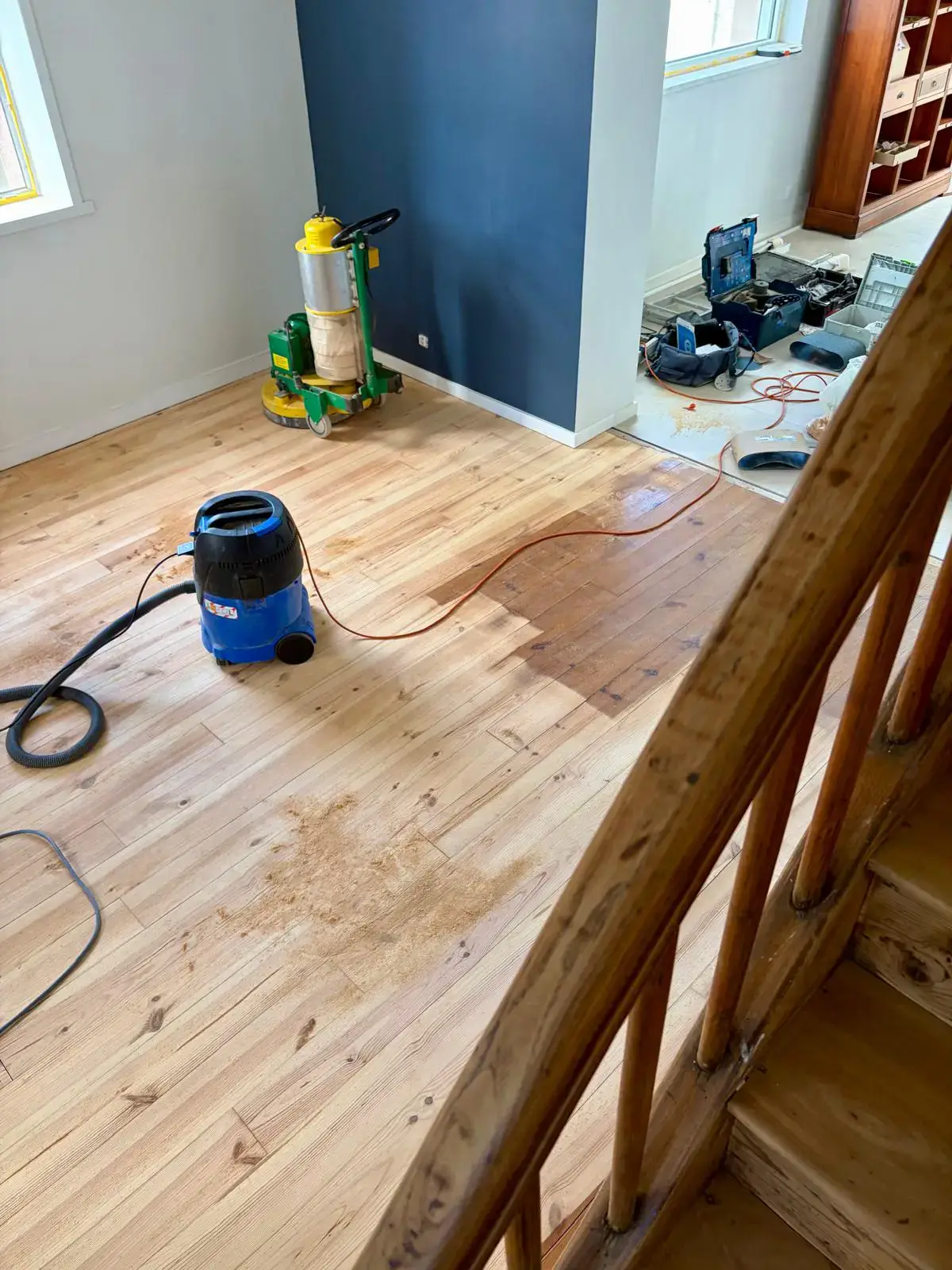 Chantier de ponçage de parquet avec aspirateur industriel pour un travail sans poussière