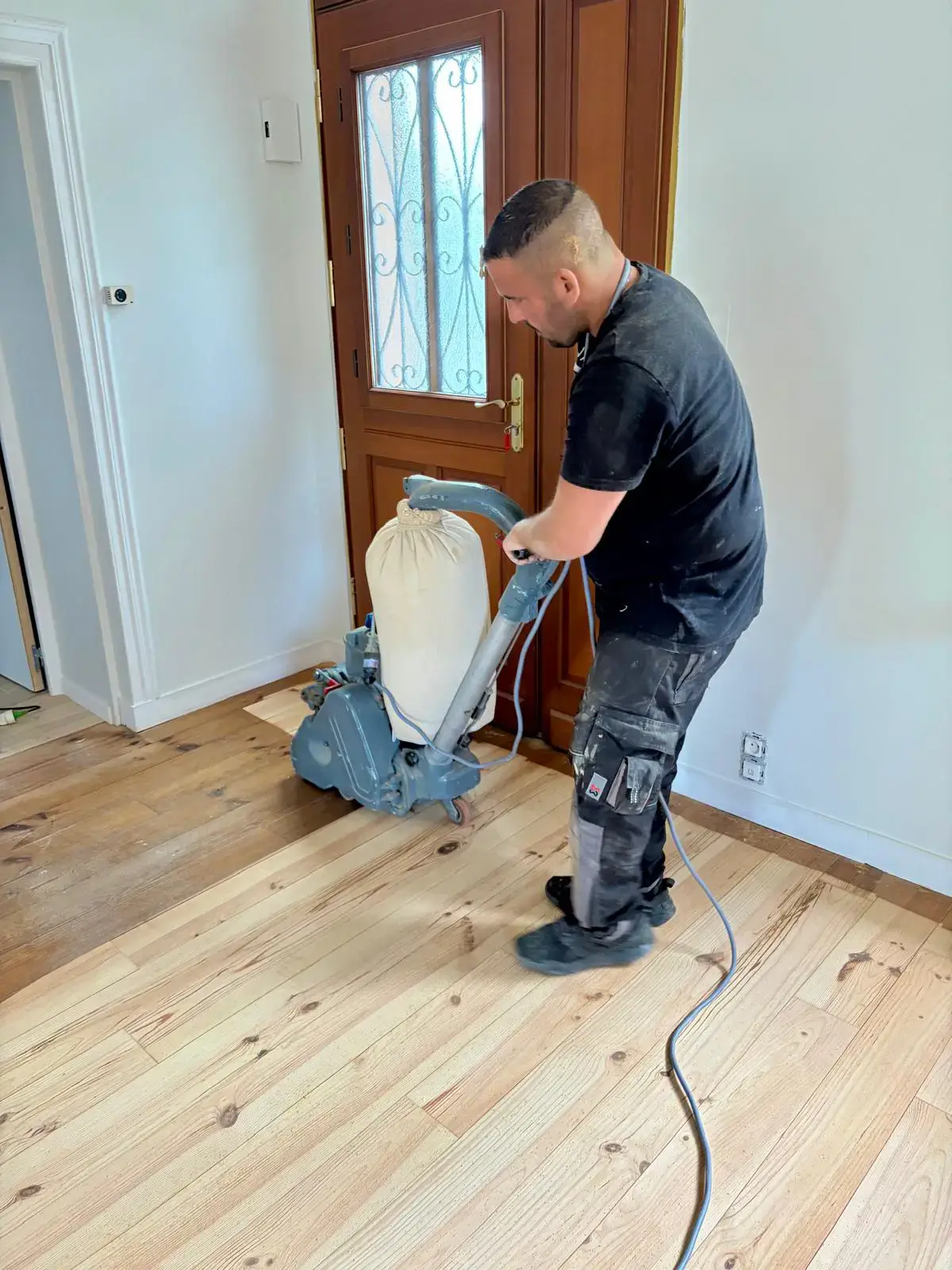 Gros plan Travaux de ponçage de parquet massif par un artisan qualifié