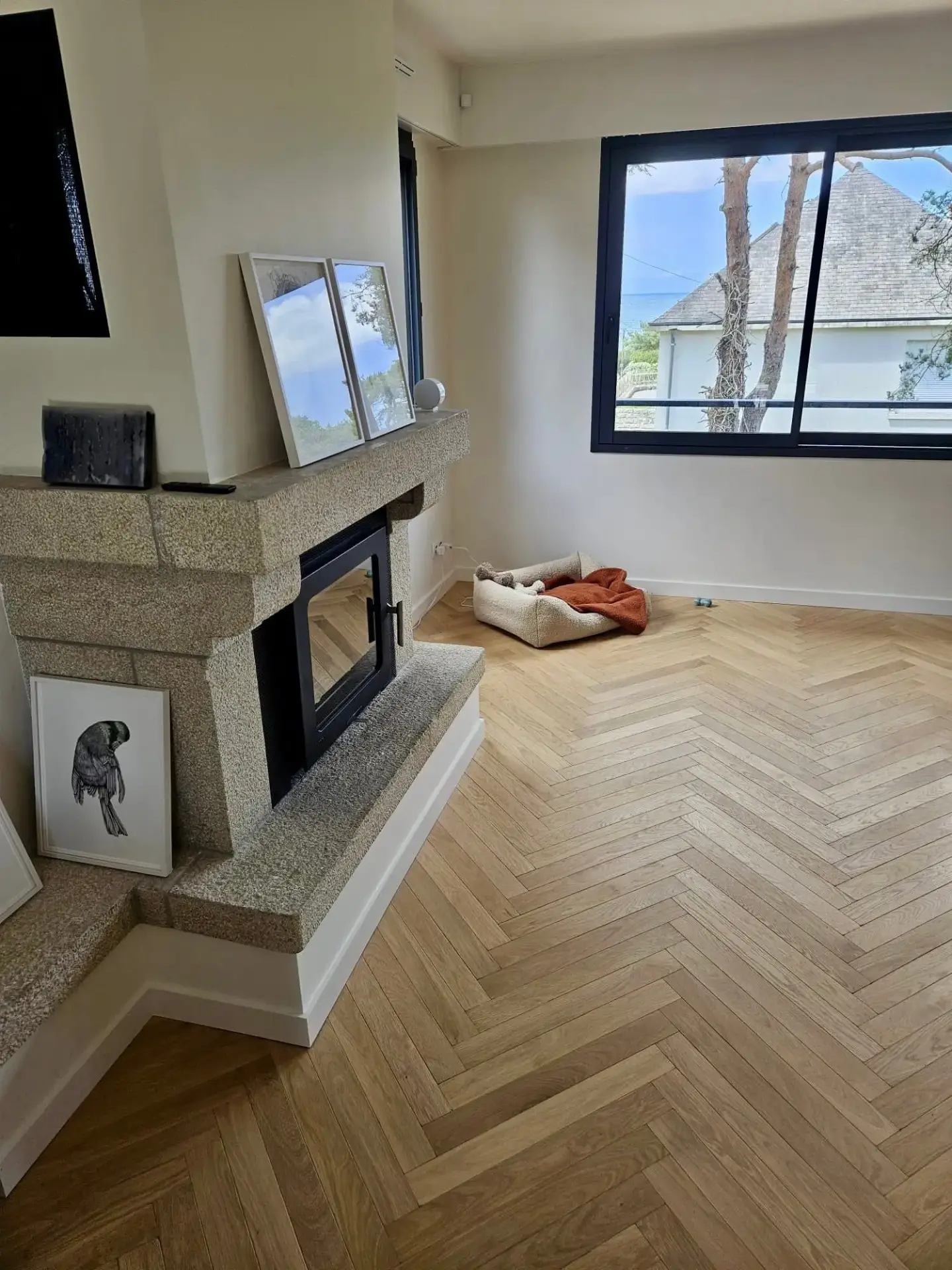 Pose collée d'un parquet massif Chêne de l'Est dans un séjour à Fréhel