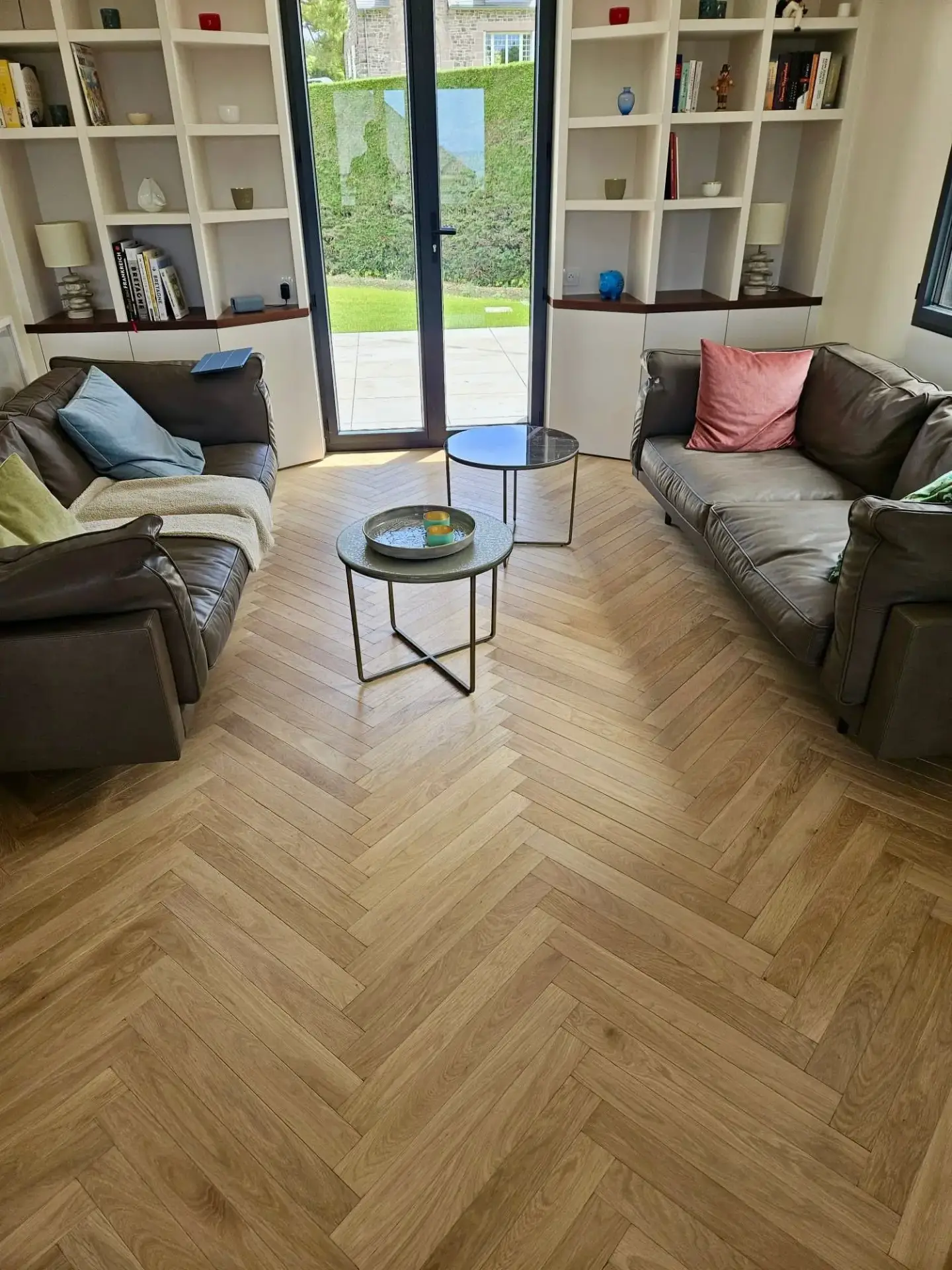 Salon avec parquet massif en bâton rompu fabriqué en France