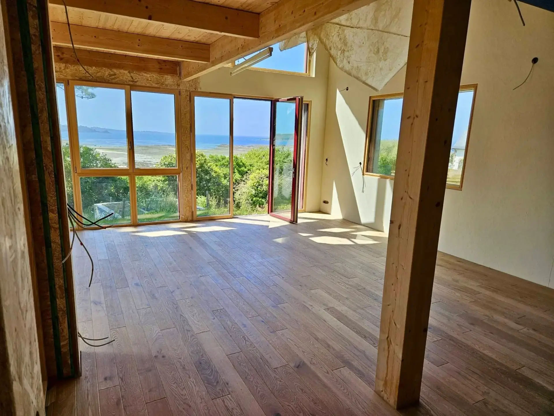 Parquet contrecollé en chêne dans une maison contemporaine à Trélévern