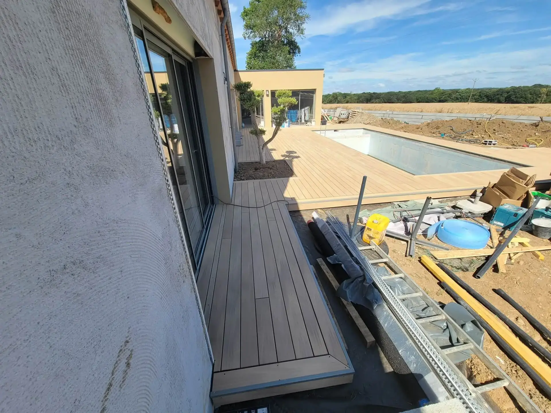 Terrasse bois composite Silvadec le long d'une maison contemporaine à Planguenoual