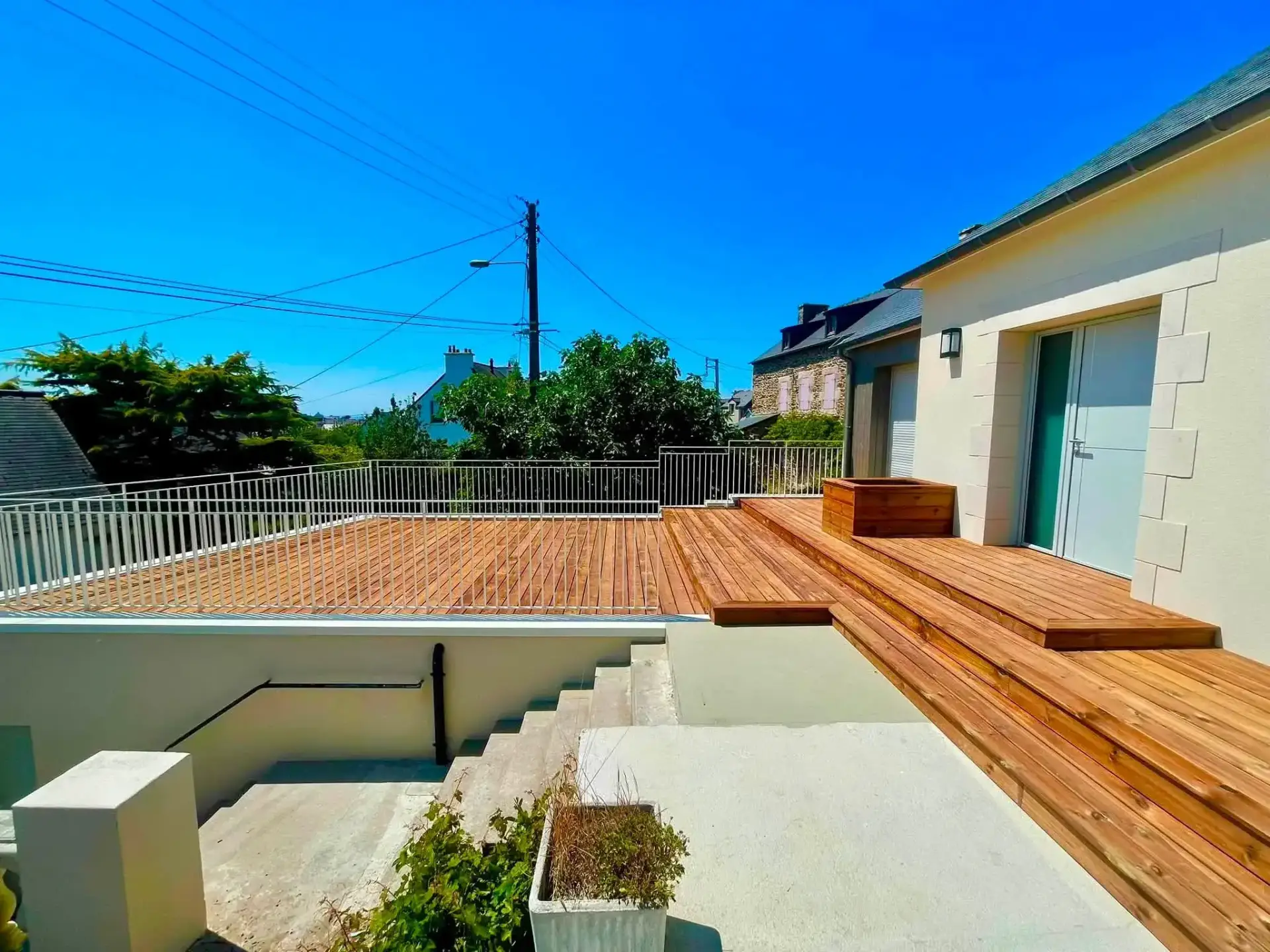 Vue latérale d'une terrasse en bois sur mesure réalisée par Armor Parquet