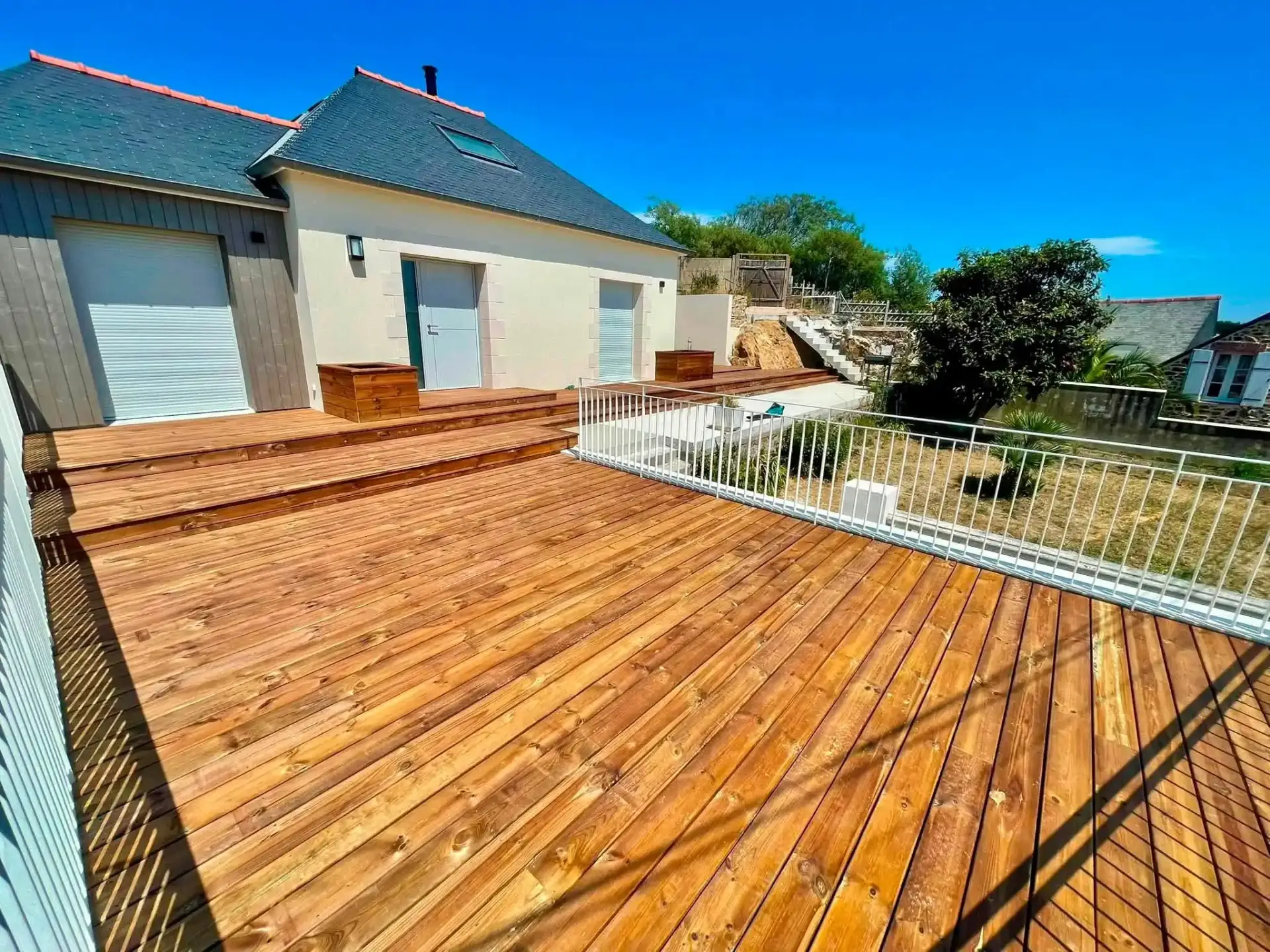 Grande terrasse en Pin des Landes avec plusieurs niveaux dans les Côtes-d’Armor