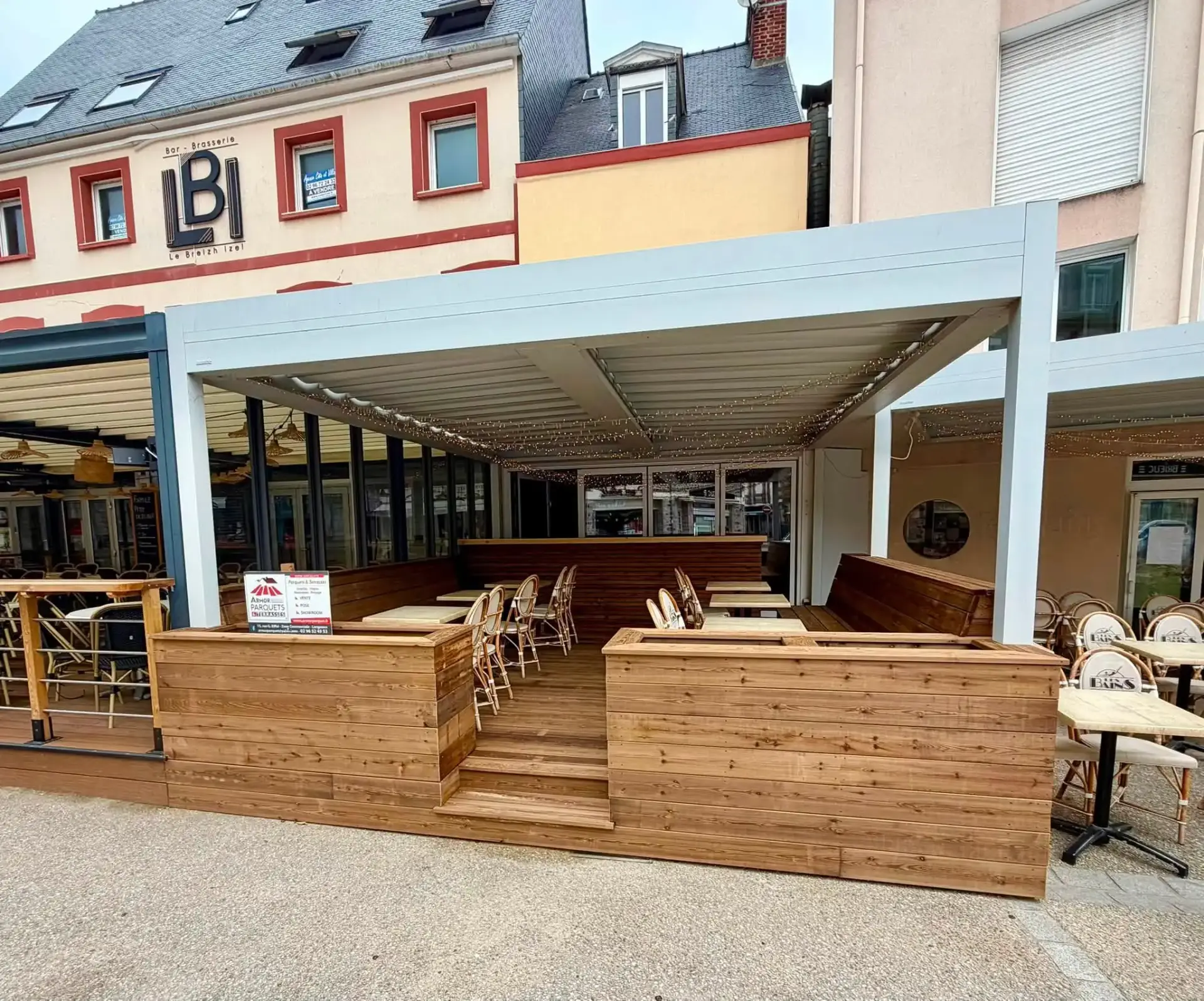 Vue d'ensemble de la terrasse en bois réalisée à Pléneuf-Val-André