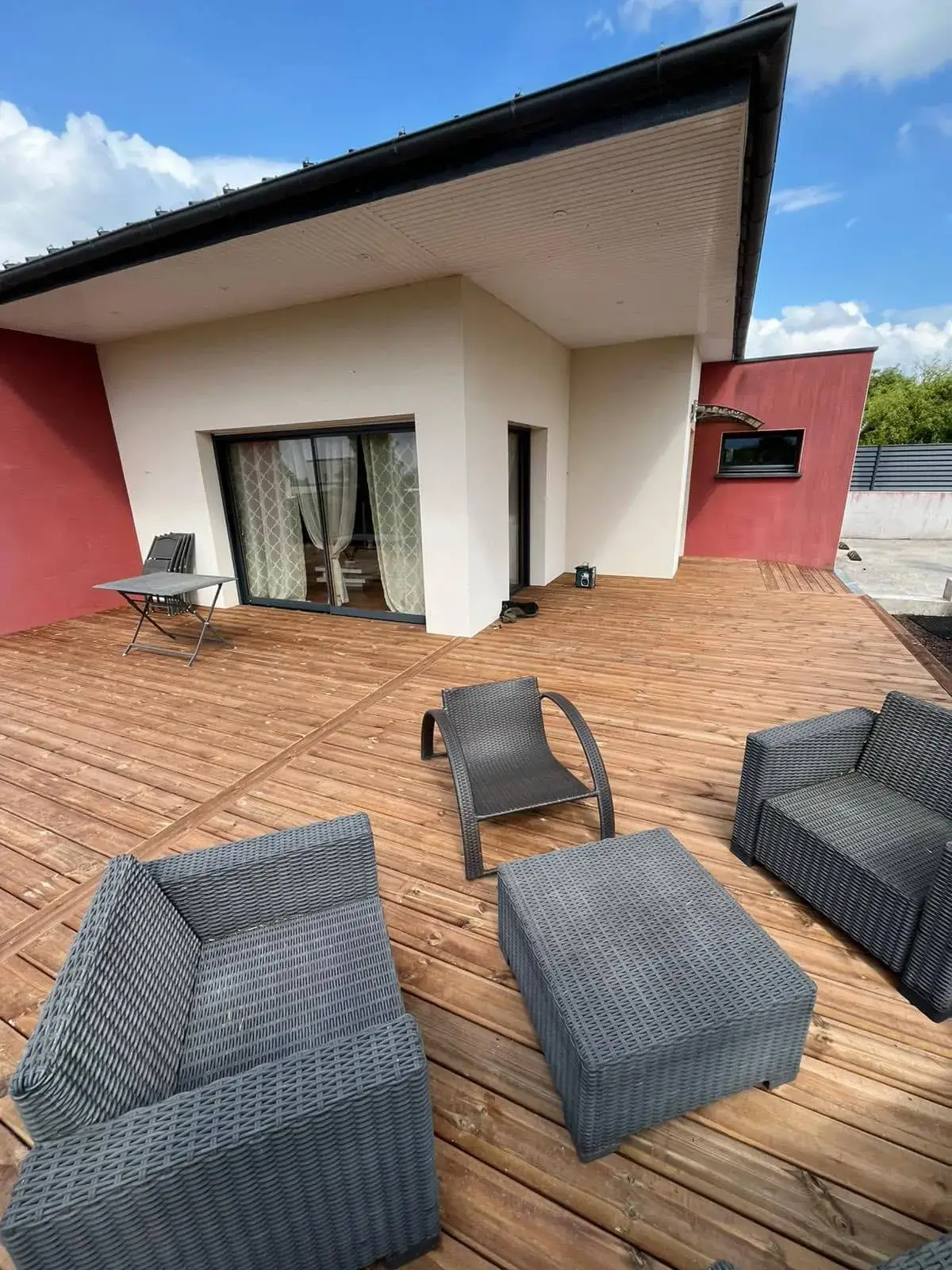 Terrasse en bois brun de 87 m² autour d'une maison contemporaine à Saint-Alban
