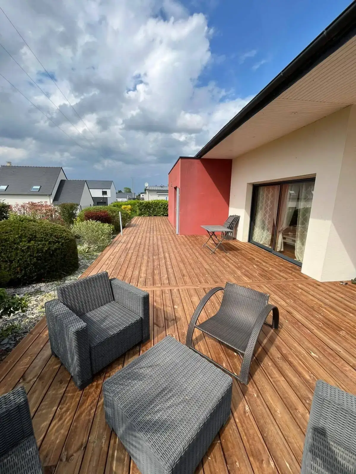 Terrasse en Pin des Landes à Saint-Alban avec espace salon extérieur