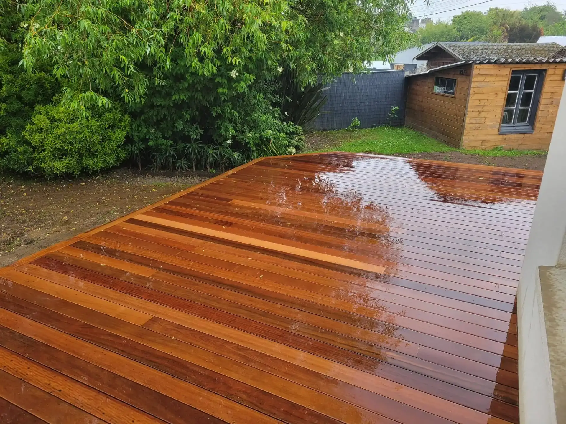 Terrasse en Itauba de 90 m² avec marches intégrées