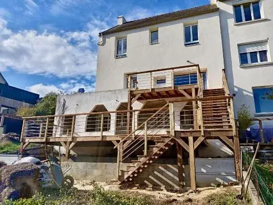 Structure en épicéa Classe 3 brun d'une terrasse