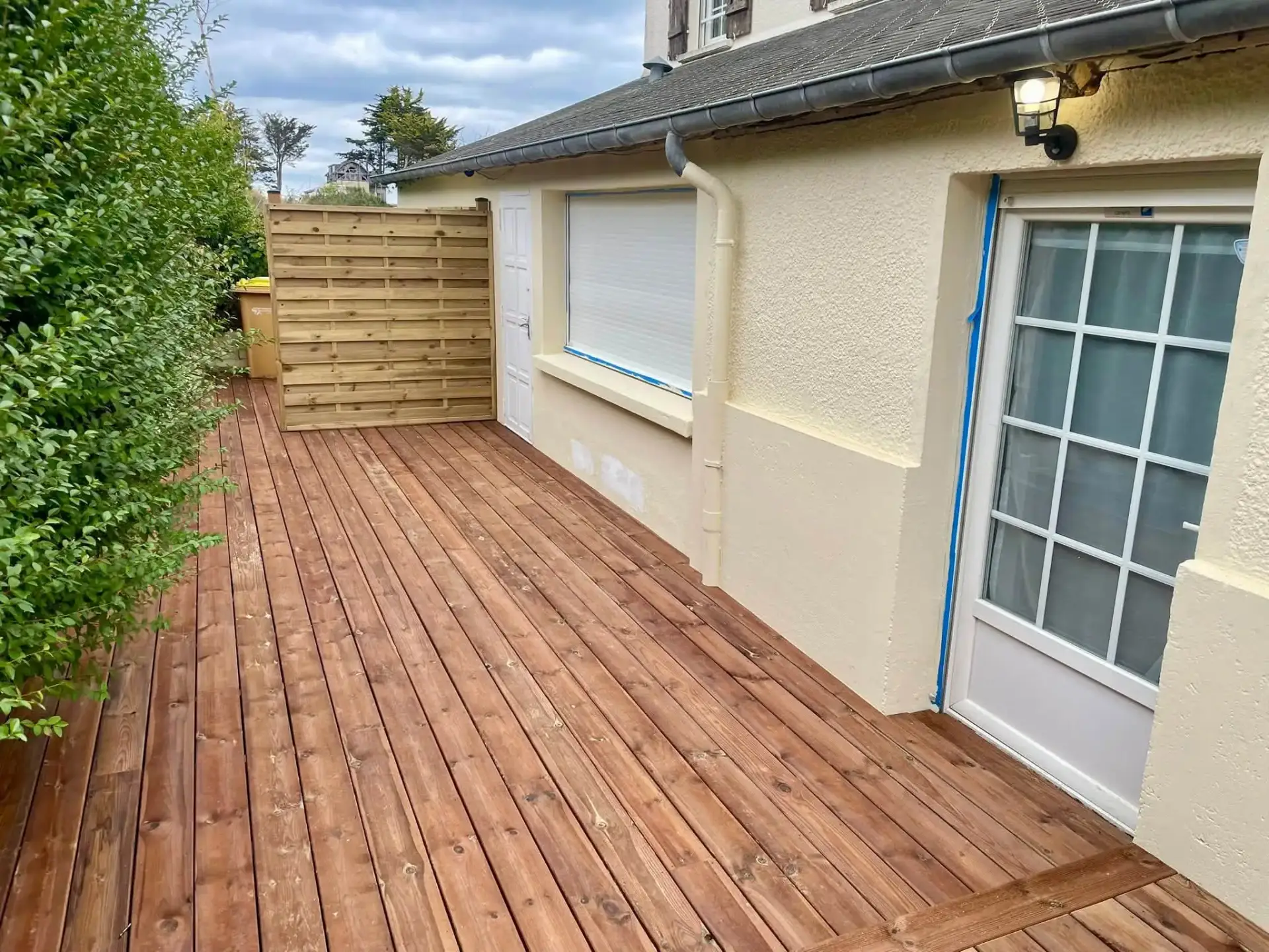 Terrasse plein pied en pin des Landes à Hillion