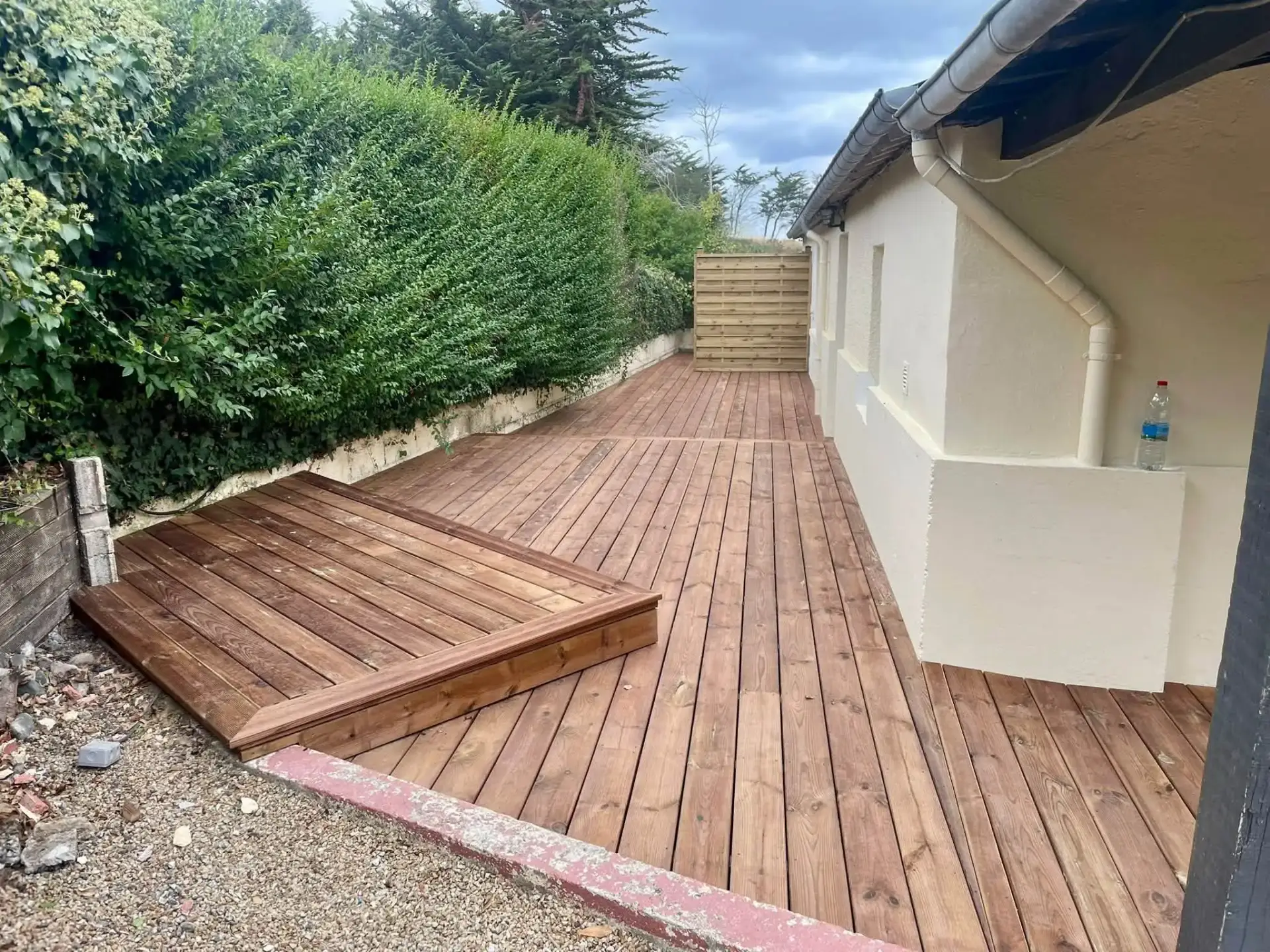 Détail de terrasse en pin des Landes teinté brun