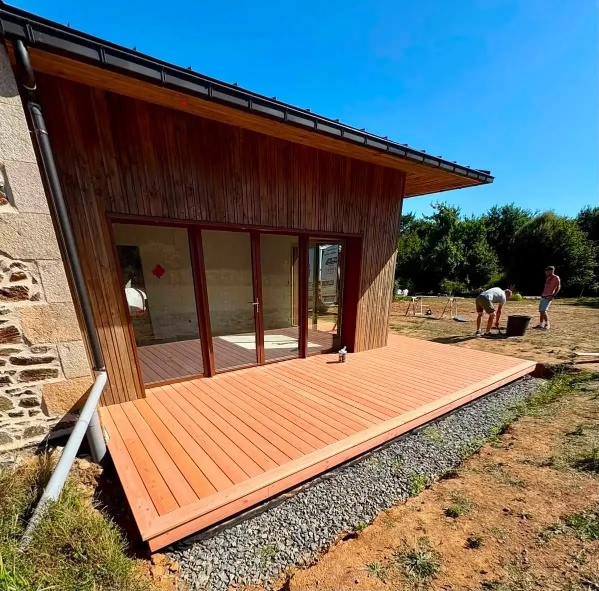 Terrasse Douglas en périphérie d'une extension