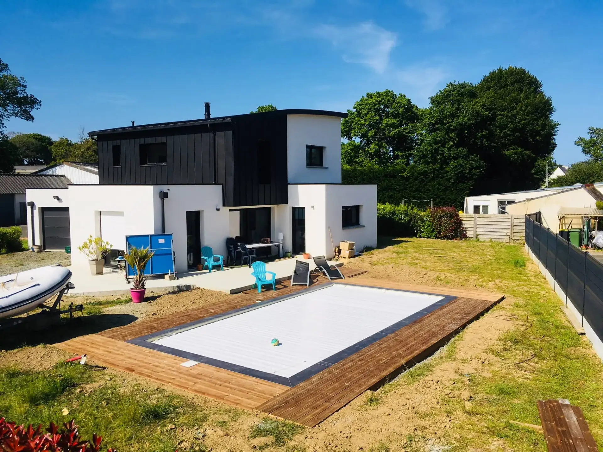 Lames de terrasse en bois autour d’une piscine