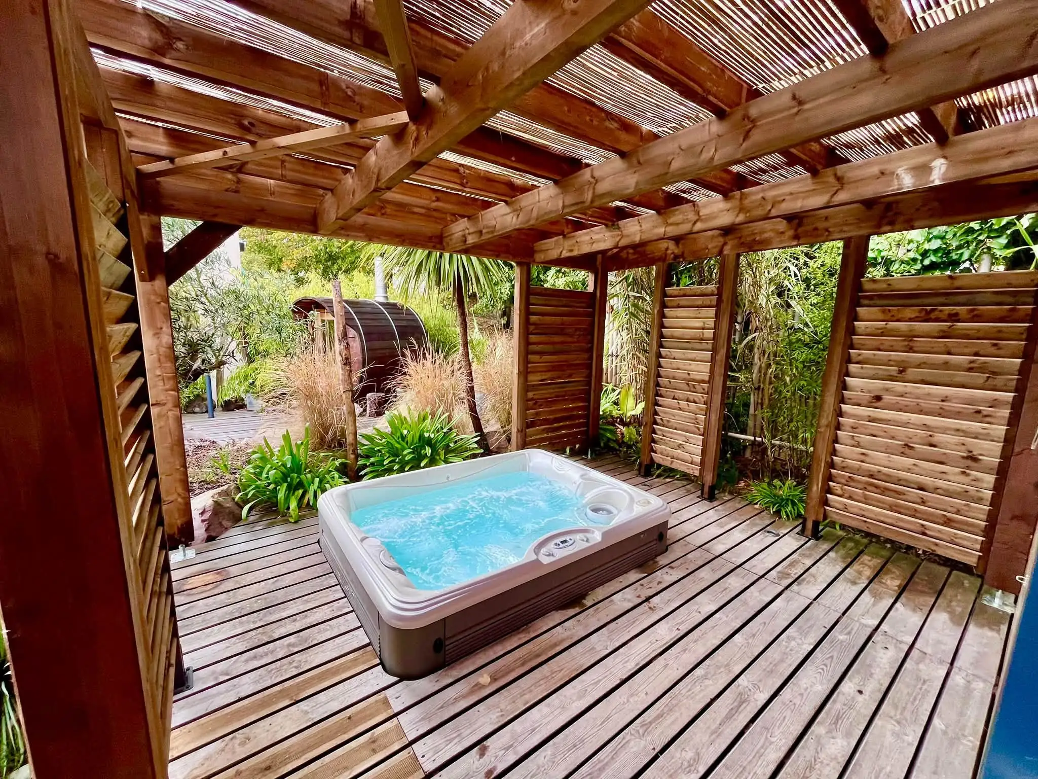 Pergola extérieure avec persiennes sur mesure à Erquy